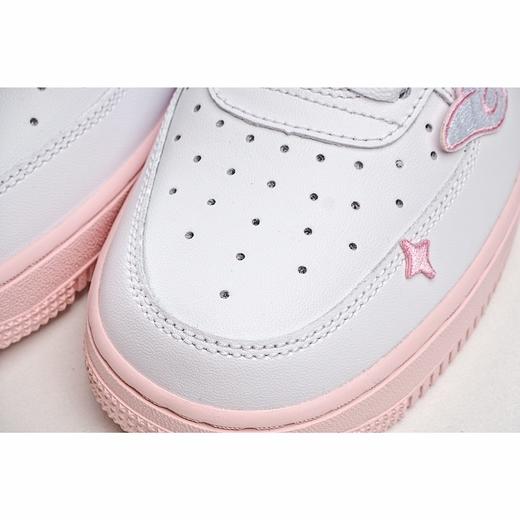 Air Force 1 Pink Foam White LF粉白空军一号 货号：CV7663-100 这款白配粉红色Air Force 1 GS采用两色调的粉红色泡沫皮革鞋面，可以为旋转带来可爱的外观 商品图1