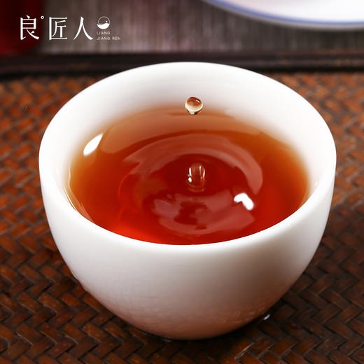 春晓肉桂 来自武夷山正岩产区碧石岩，茶山面朝南，受日晒时间长，茶汤甜度高，带有花果香味，韵长味佳，性价比极高，适合作为日常口粮茶。 商品图3