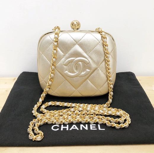 chanel香奈儿金色珠光斜挎口金包