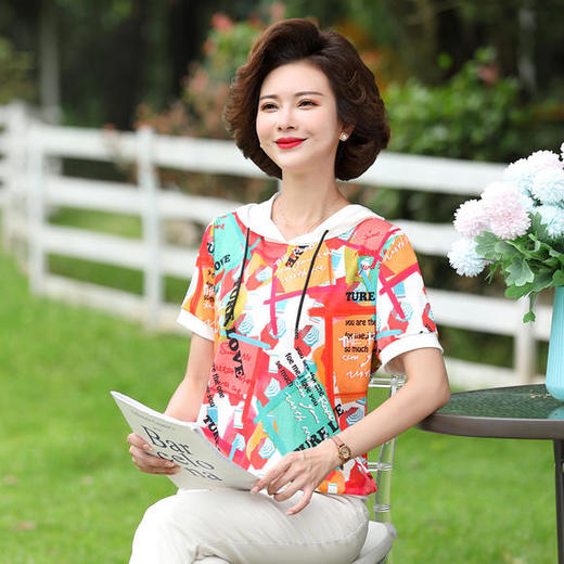 fw2370年轻妈妈夏装短款t恤小衫中年女短袖连帽薄款