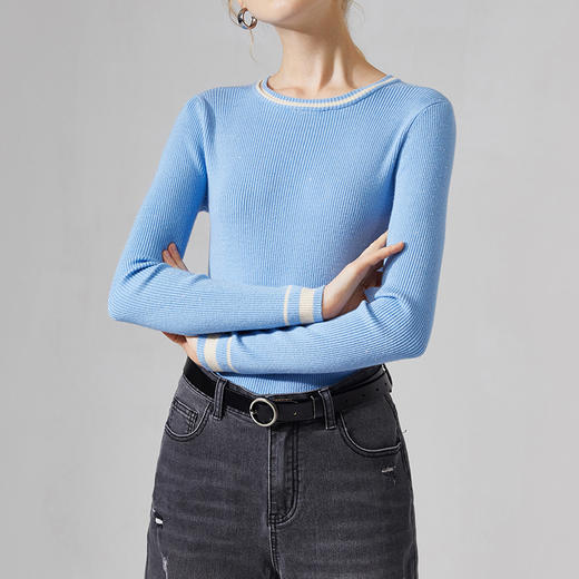 初语针织衫秋季新款女长袖撞色百搭圆领套头修身软奶蓝色毛衣