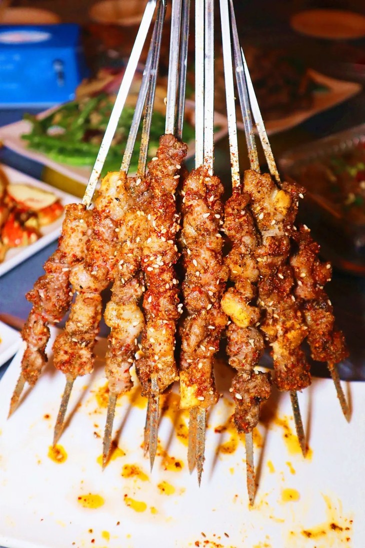 个肉串 都能让人 哈喇子直流三千尺 红彤彤又鲜亮的色泽相当诱人食欲