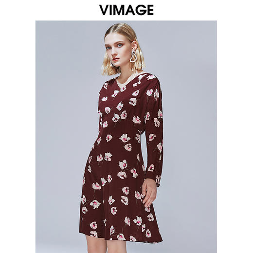 VIMAGE纬漫纪秋款复古印花显瘦V领收腰A字连衣裙女显瘦V1407011 商品图0