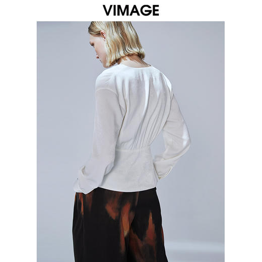 VIMAGE纬漫纪秋款时尚通勤复古收腰V领显瘦百搭小上衣女V1409005 商品图3
