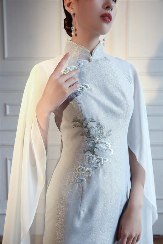 【明星同款】荷言HEYEN 仙源 浅蓝色珠光缎亭楼宇阁云纹手袖旗袍仙女披肩 商品图1