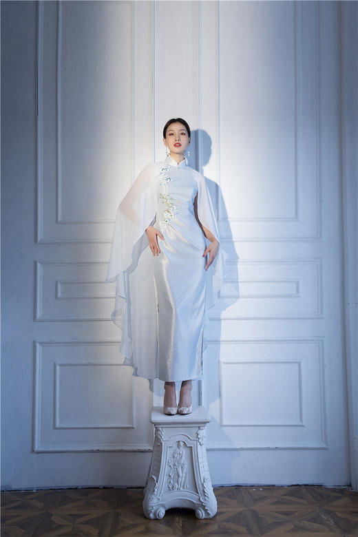 【明星同款】荷言HEYEN 仙源 浅蓝色珠光缎亭楼宇阁云纹手袖旗袍仙女披肩 商品图3
