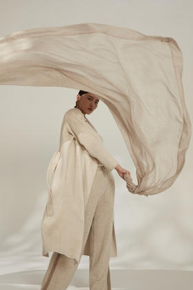 疗愈羊绒| 空调间围巾 2.0 系列 | 超薄素色大尺寸折边披肩 |时装周款  FDS18P769N