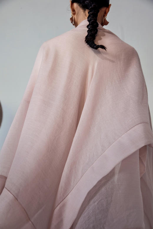 疗愈羊绒| 空调间围巾 2.0 系列 | 超薄素色大尺寸折边披肩 |时装周款  FDS18P769N 商品图3