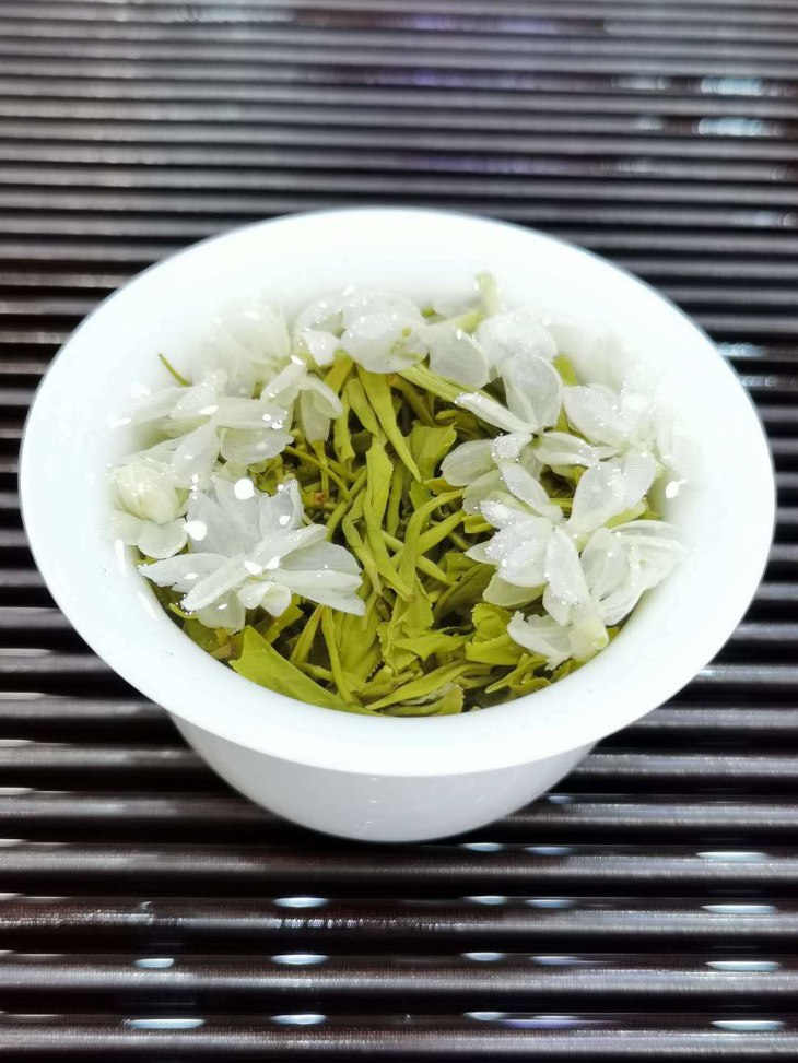【君子水飘雪茉莉花茶 靠谱250g】汤色黄绿透亮,入口鲜爽醇厚,夹着