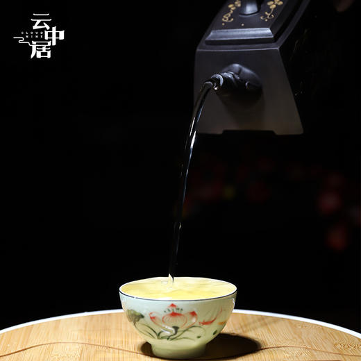 宜兴压盖四方珍藏龙纹紫砂壶（大号） 商品图3