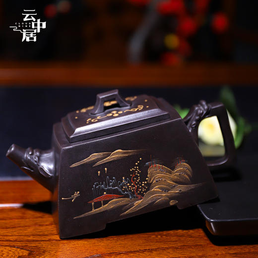 宜兴压盖四方珍藏龙纹紫砂壶（大号） 商品图1