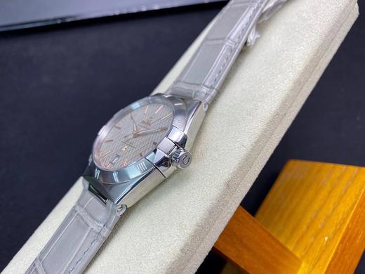 欧米茄 OMEGA 「Constellation Gents’」星座系列第五代作品39mm，依然延续经典的星徽标志和表圈托爪元素，展现优雅的绅士风。尺寸39mm，搭载原装8800,8801自动机芯，进 商品图13