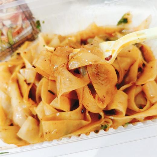 【淘味熊 红油面皮】122g*6盒/箱，泡一泡。水倒掉，拌上料，好味道 商品图1