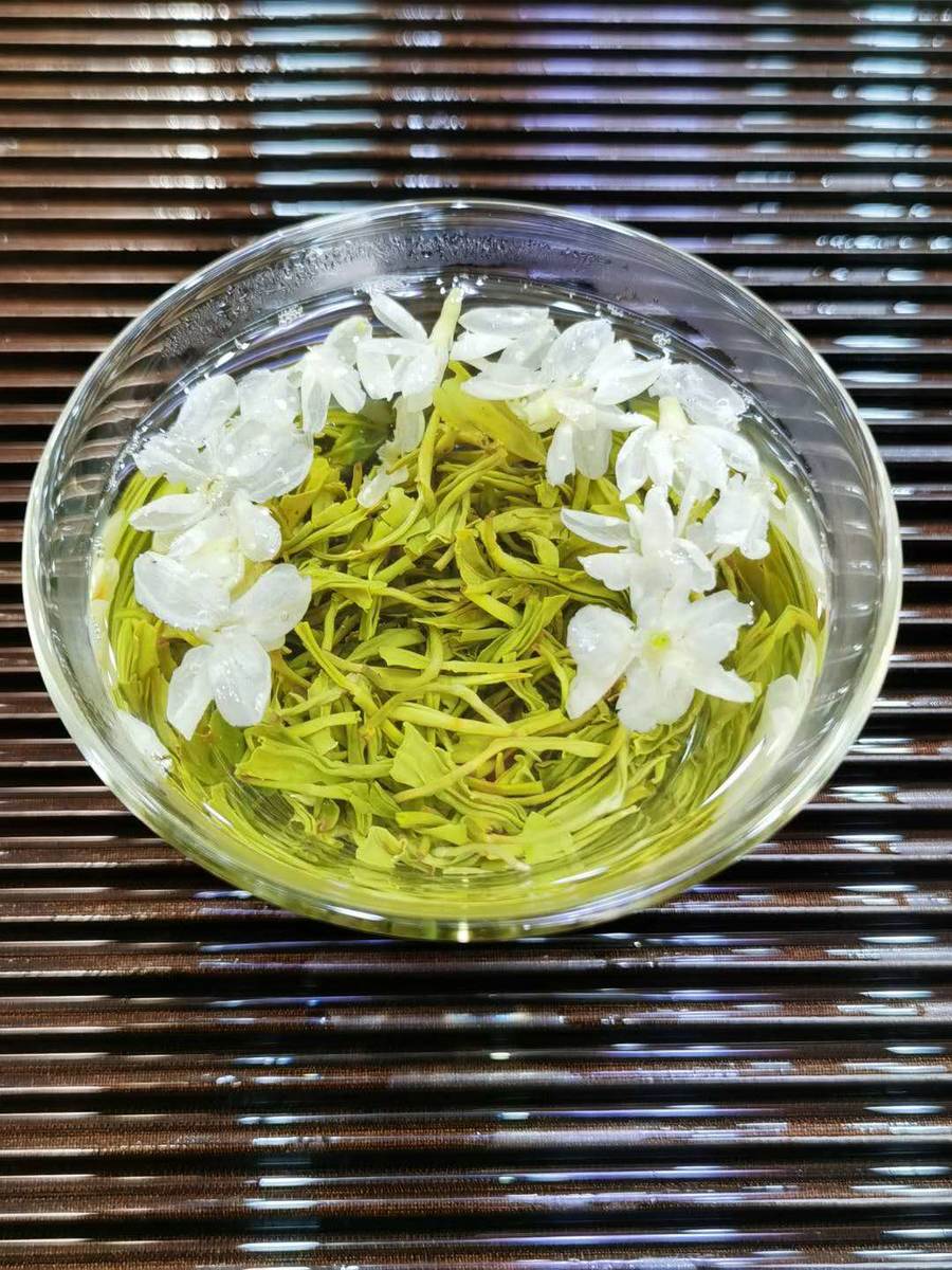 【君子水飘雪茉莉花茶 靠谱250g】汤色黄绿透亮,入口鲜爽醇厚,夹着