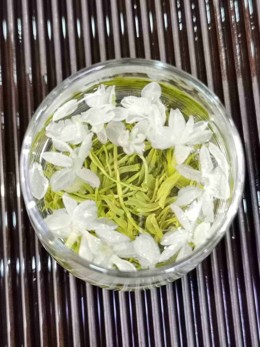 【君子水飘雪茉莉花茶 靠谱250g】汤色黄绿透亮,入口鲜爽醇厚,夹着