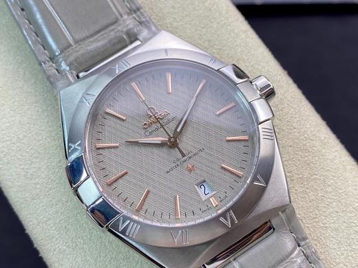 欧米茄 OMEGA 「Constellation Gents’」星座系列第五代作品39mm，依然延续经典的星徽标志和表圈托爪元素，展现优雅的绅士风。尺寸39mm，搭载原装8800,8801自动机芯，进 商品图10