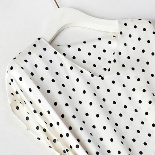 丁摩 减龄又显瘦~进口三醋酸缎面波点V领系带连衣裙20-205DS399 商品图7