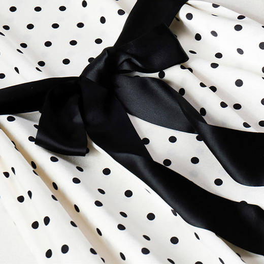 丁摩 减龄又显瘦~进口三醋酸缎面波点V领系带连衣裙20-205DS399 商品图8