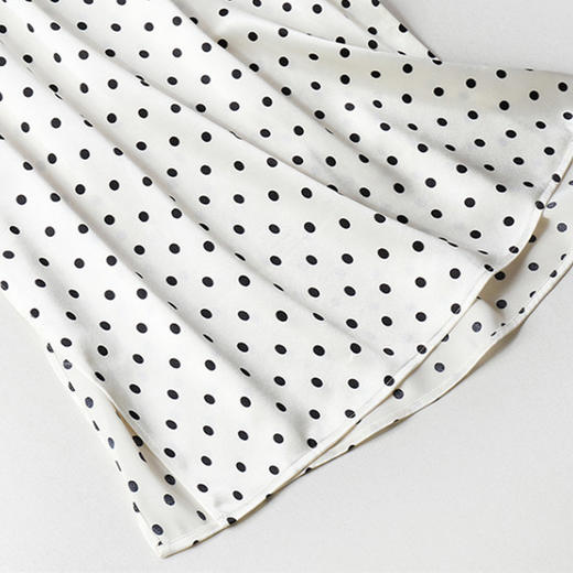 丁摩 减龄又显瘦~进口三醋酸缎面波点V领系带连衣裙20-205DS399 商品图9