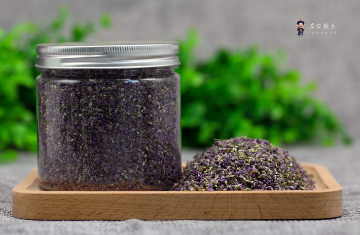 然后放置在太阳下 晒干后进行挑选/剔除 剪掉花梗和残留的花苞 搓揉成