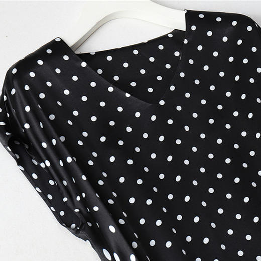 丁摩 减龄又显瘦~进口三醋酸缎面波点V领系带连衣裙20-205DS399 商品图2