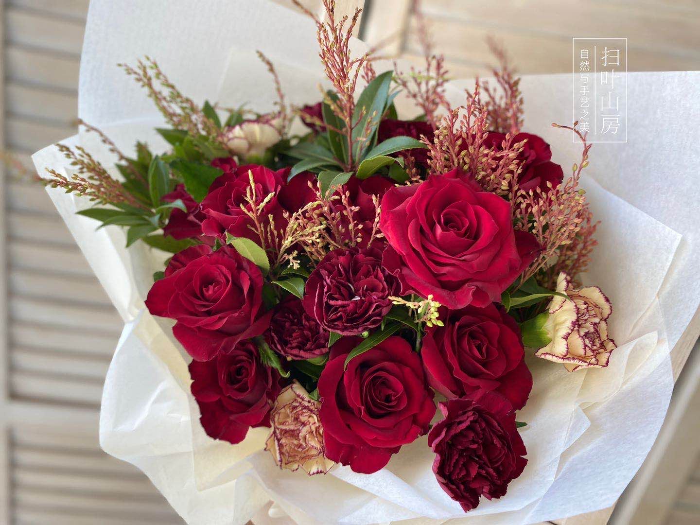 红玫瑰 "传奇" 扫叶山房的花艺师们手工匠作 将红玫瑰搭配各种配叶 每