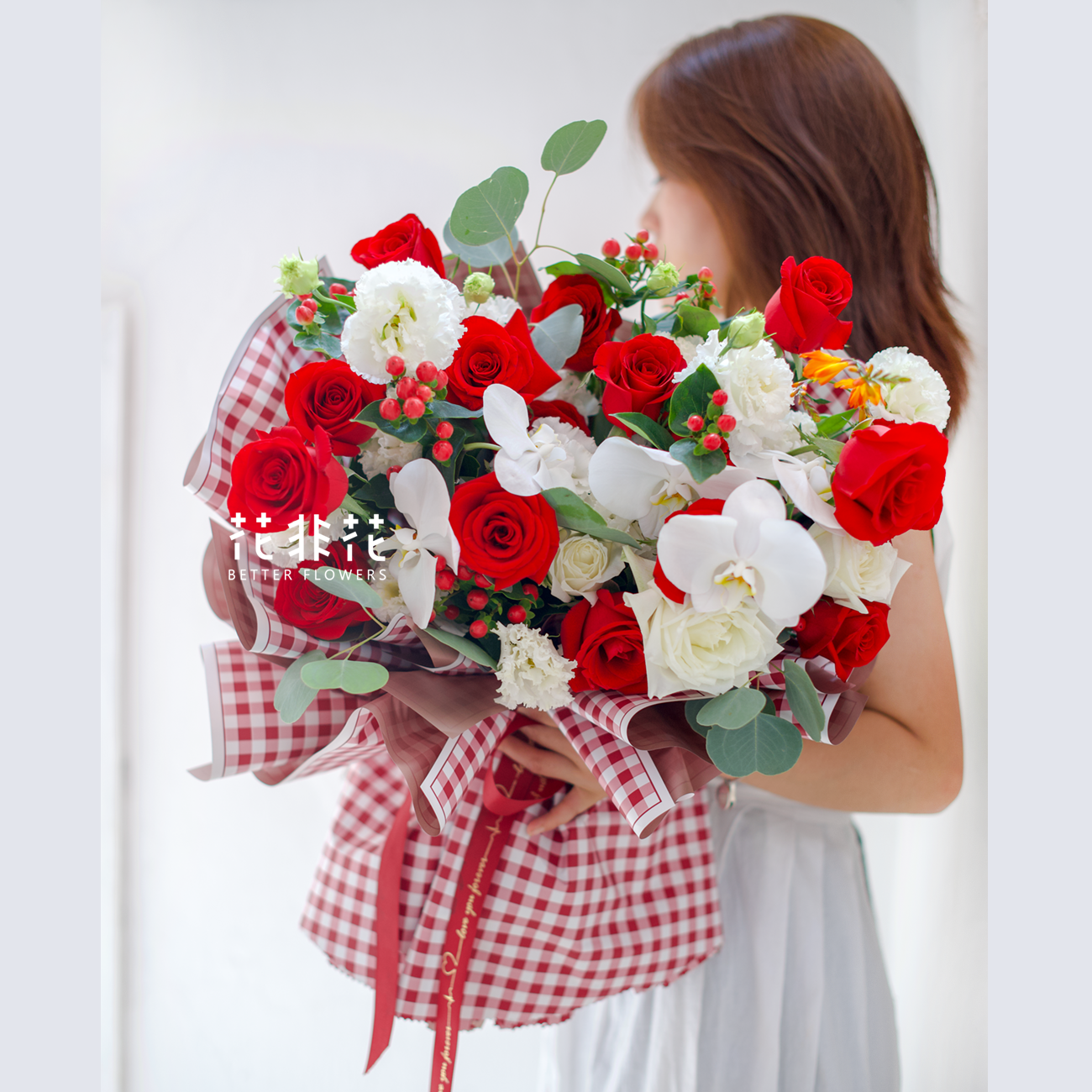 《拥抱》. 红玫瑰混搭花束