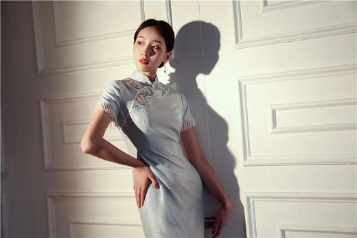 荷言HEYEN 藕香榭 淡蓝色珠光缎+花朵绣花手工旗袍 商品图1