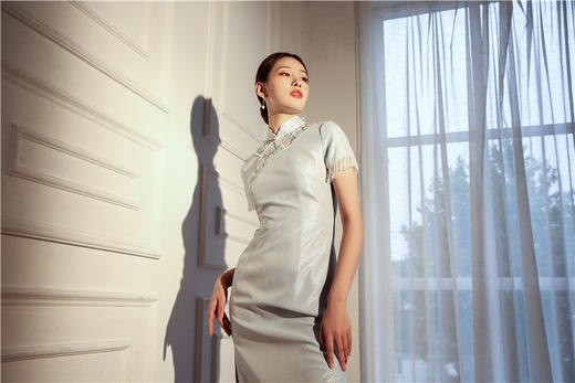 荷言HEYEN 藕香榭 淡蓝色珠光缎+花朵绣花手工旗袍 商品图2