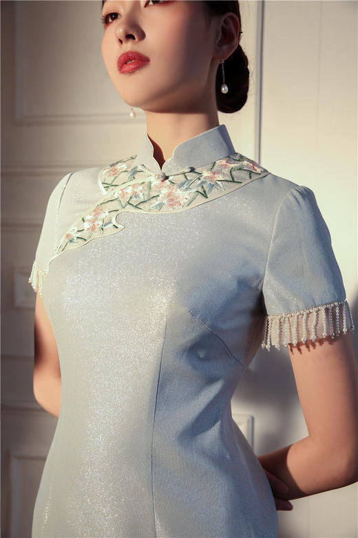 荷言HEYEN 藕香榭 淡蓝色珠光缎+花朵绣花手工旗袍 商品图0