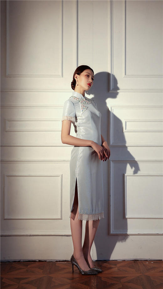 荷言HEYEN 藕香榭 淡蓝色珠光缎+花朵绣花手工旗袍 商品图3