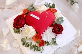 七夕特别款：奶酪慕斯爱心花环。法式慕斯，白乳酪慕斯+树莓库里+开心果达克瓦兹