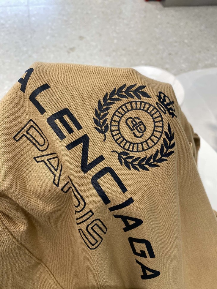 点此购买巴黎世家男女卡其色麦穗皇冠连帽卫衣曾154641