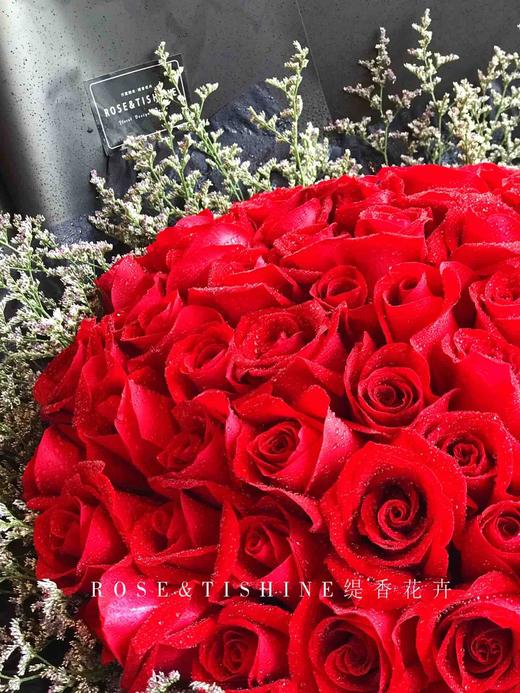 怦然心动99朵卡罗拉红玫瑰加情人草海派大花束