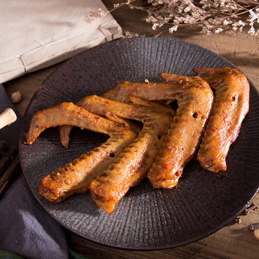 【罗大胡子*食尚三明】礼盒熏鸭翅鸭爪优质送礼香辣零食1320克 商品图1