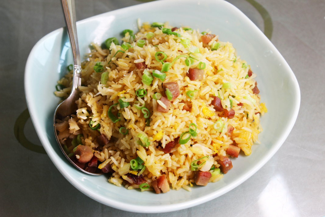 级酒家晚餐=汤 黄椒酱蒸大头鱼 秘制黑叉烧 生炒菜心 牛肉松炒饭 鸡油