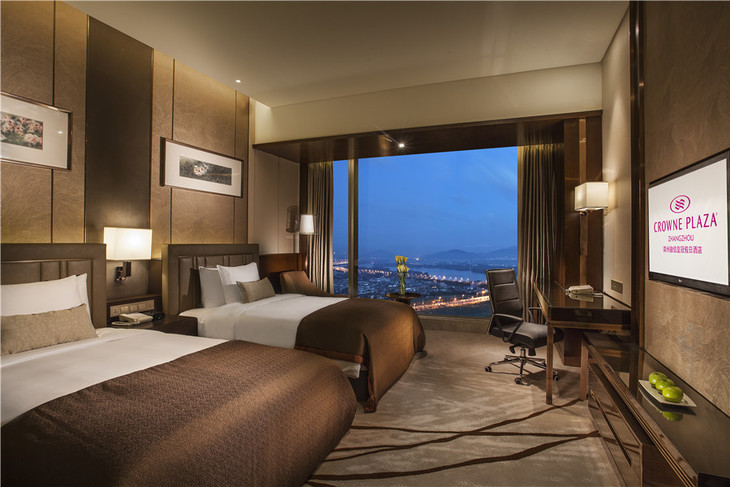 【亲子套餐】06699抢购漳州融信皇冠假日酒店2大2小套餐:皇冠行政房