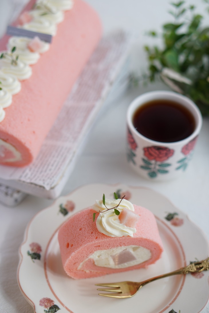 粉嫩蜜桃蛋糕卷