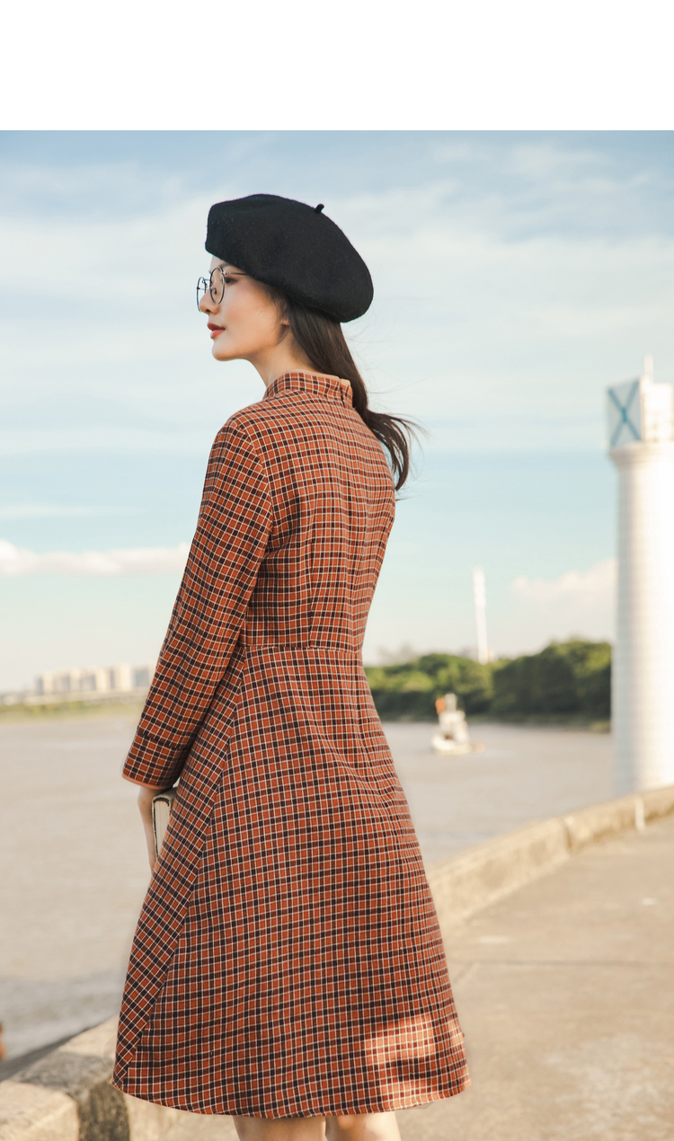 茵曼格子裙子女连衣裙2020年秋季新款复古纯棉盘扣立领七分袖中裙