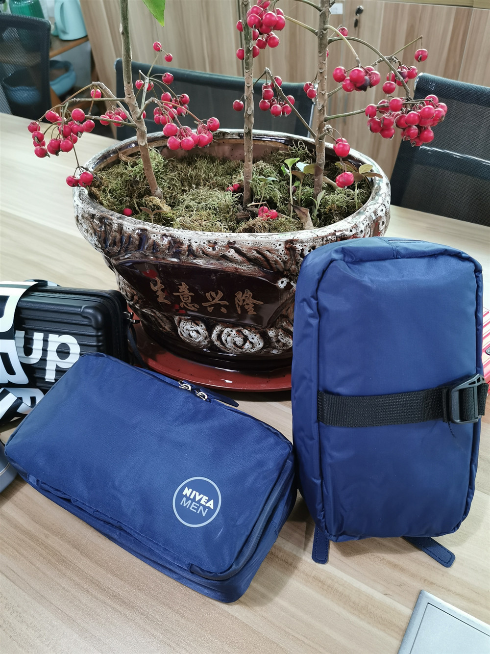 正品Nivea/妮维雅 真尼龙防水、防静电旅游出行便携化妆包、洗漱包，买二送一