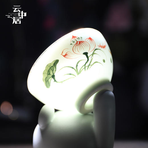 手绘青瓷戏莲个人品茗杯1 商品图3