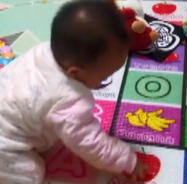 11个月的绮绮很认真的做指物练习