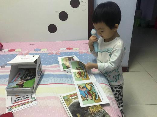 2岁4个月安安在读英文绘本 商品图0