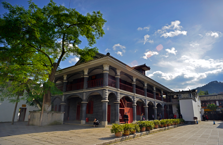 娄山关 遵义会址 赤水大瀑布 四洞沟 茅台小镇夜景 土城古镇贵州双飞5
