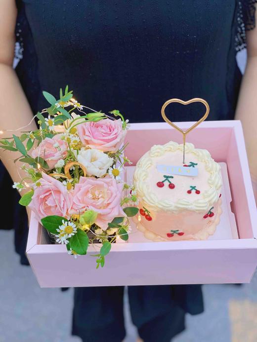 蛋糕鲜花伴手礼，有爱的日子里，空气都飘满了甜蜜，我们只负责制造惊喜、运输甜蜜。 商品图2