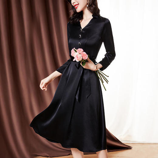 2020新款v领时尚中长款长袖缎面连衣裙htyx6035