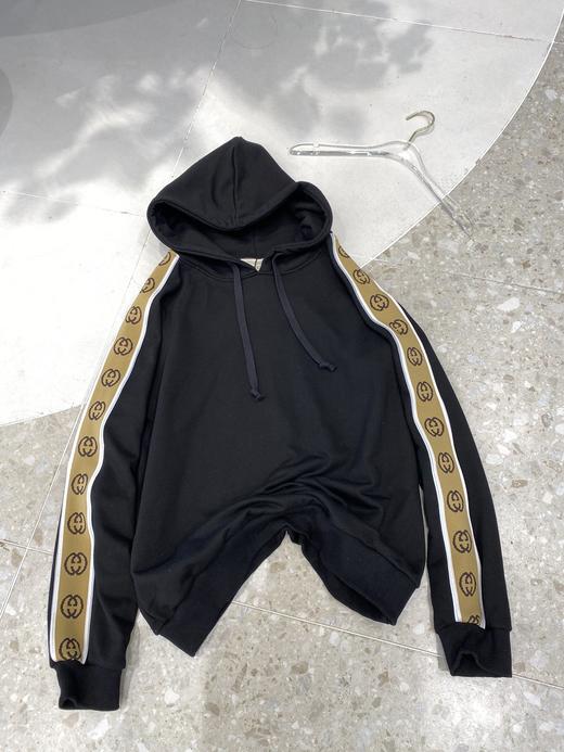 点此购买gucci男女款反光织带连帽卫衣曾155298
