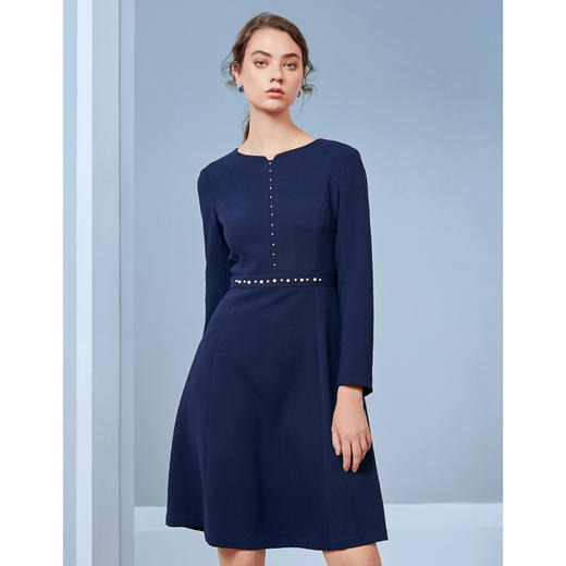 EITIE爱特爱秋季新款时尚通勤职业洋气钉珠装饰收腰A摆连衣裙C2007584 商品图3