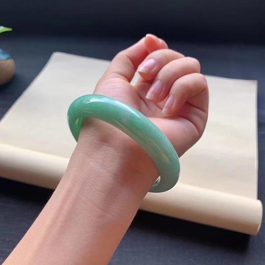 87409翡翠糯种果绿正圈手镯