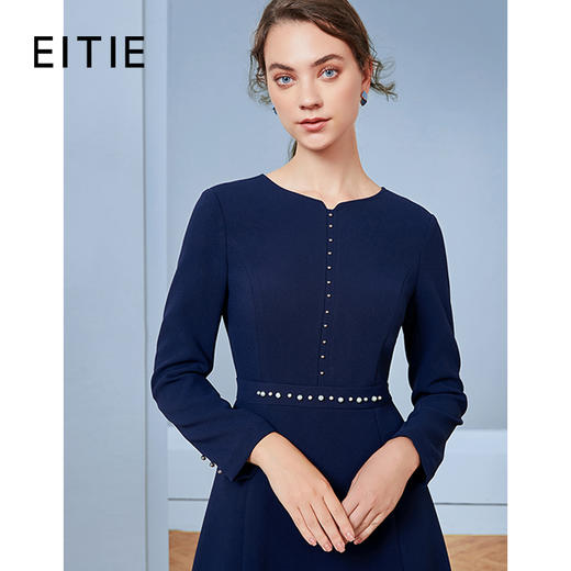 EITIE爱特爱秋季新款时尚通勤职业洋气钉珠装饰收腰A摆连衣裙C2007584 商品图0